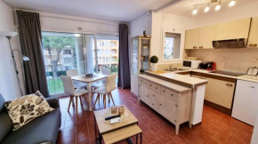Apartamento a 200 m de la playa con vista a la piscina y parking cubierto gratuito